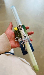 Große Stabkerze in Dip-Dye Optik mit Streichholzbriefchen mit 24 durchnummerierten Streichhölzern. Ein besonderer Adventskalender der Licht in die Dunkelheit bringt.