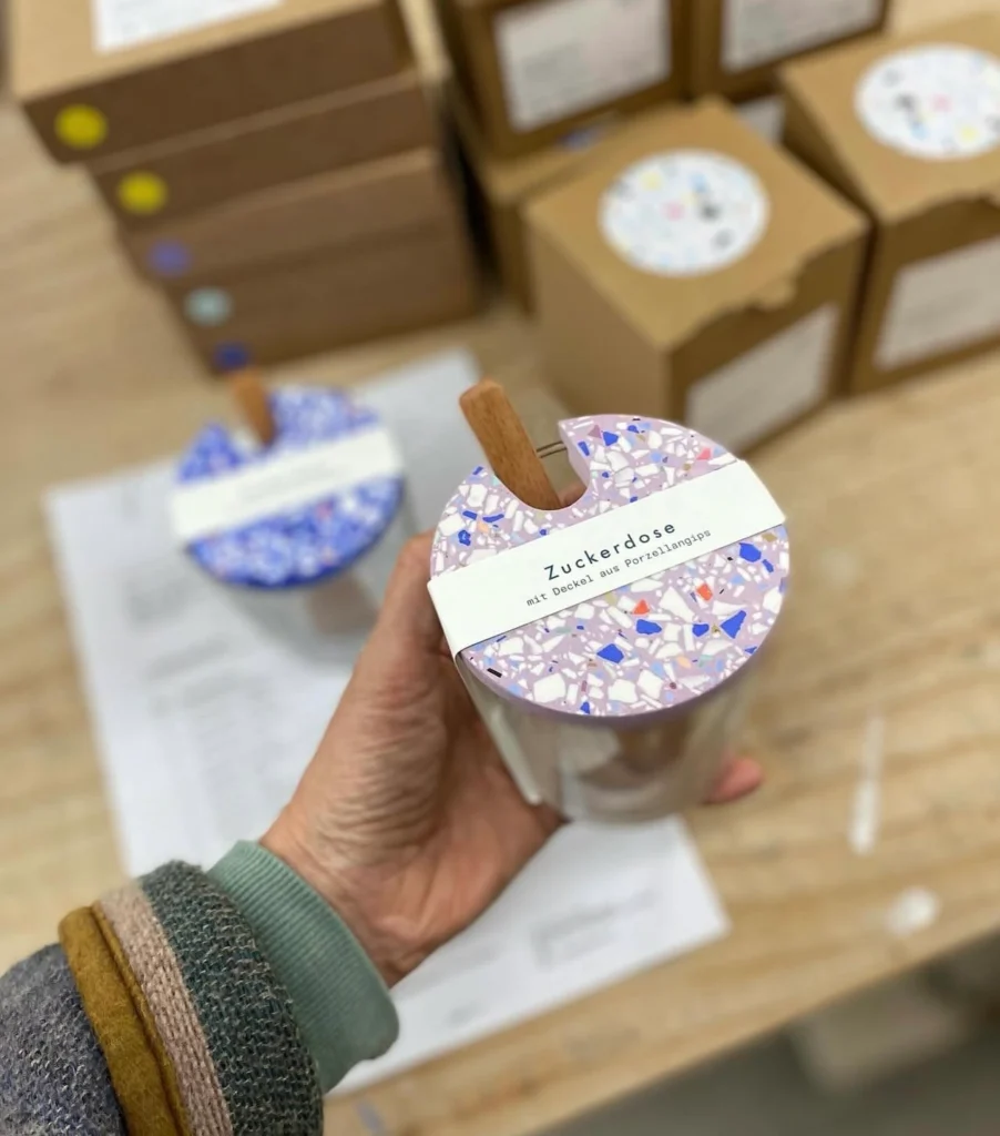 objet vague setzt konsequent auf Handwerk, Nachhaltigkeit, Individualität und eine klare, reduzierte  Formensprache. Die Bandbreite der Produkte - von Untersetzern, Tabletts, Lampen und Küchenasseccoires - zeigt, dass das Label Alltagsobjekte neu denkt und ihnen damit eine besonderes Wertschätzung schenkt. Wichtig ist dabei nicht nur Ästhetik, sondern auch Funktionalität und der bewusste Einsatz von umweltverträglichen Materialien. leben mit positiven, ästhetischen …